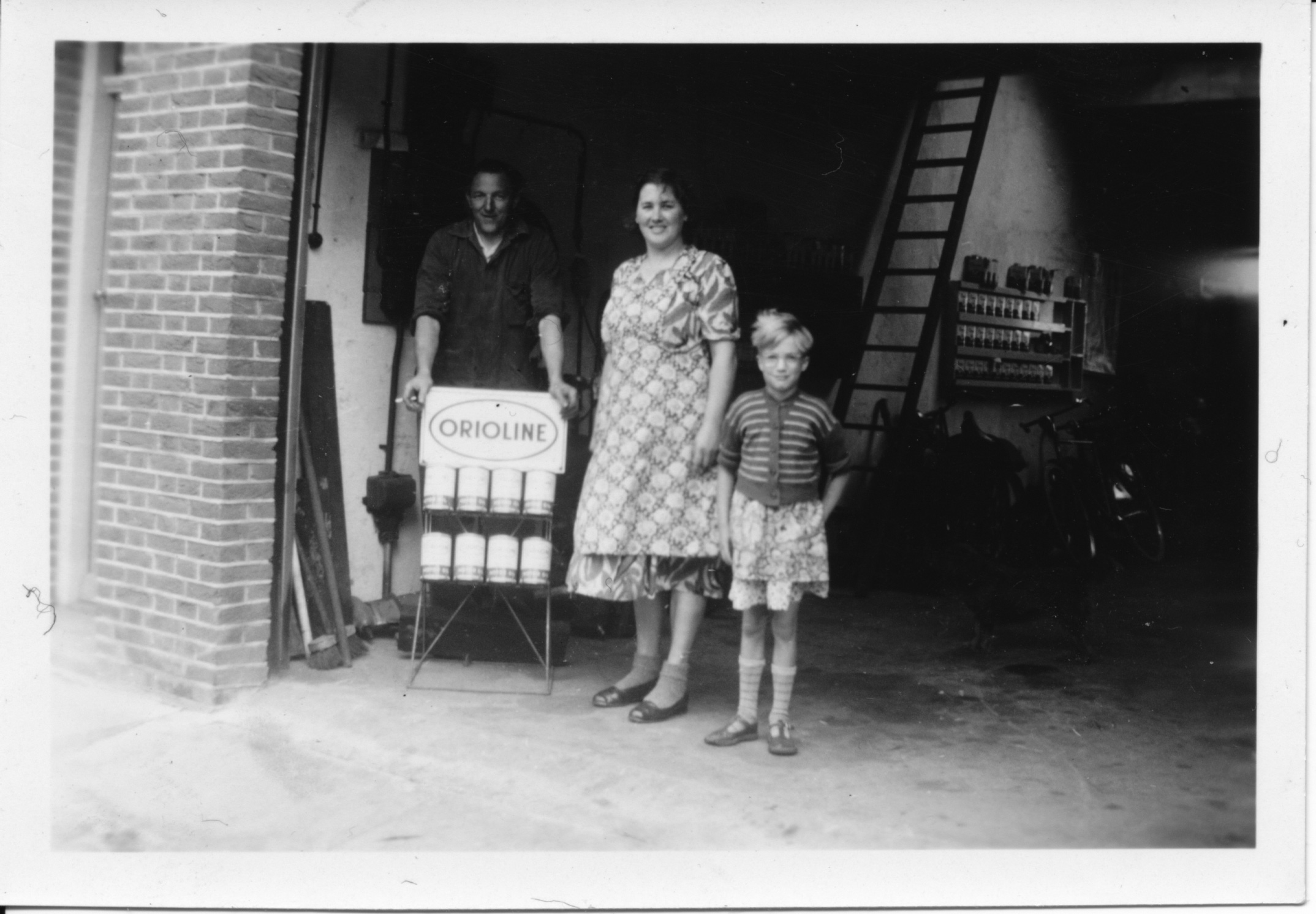 Lucas met vrouw en dochter in de werkplaats voor een display vabn Orion.