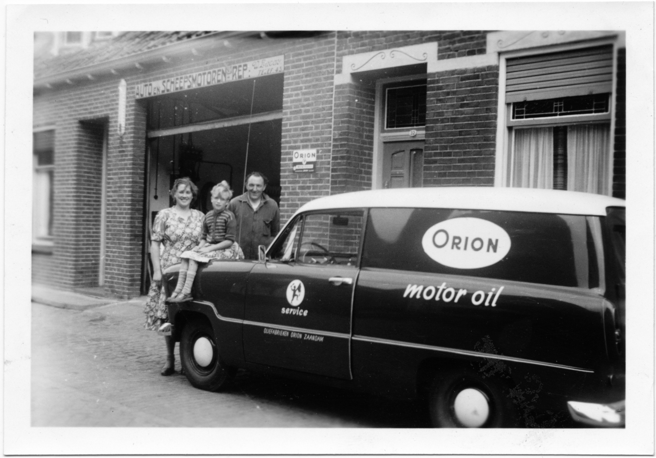 Lucas met vrouw en dochter voor het bedrijf bij de auto van Harry.