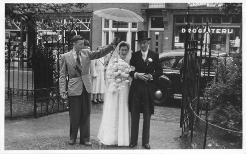 Aankomst Bruidspaar bij de St Bonifatius kerk.